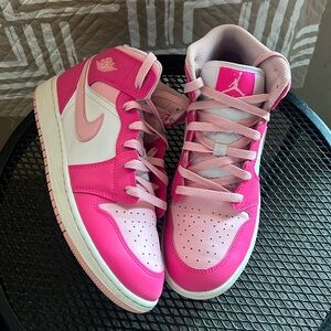 Air Jordan 1 Mid 🩷🤍